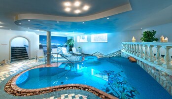 Una piscina techada, una piscina al aire libre de temporada