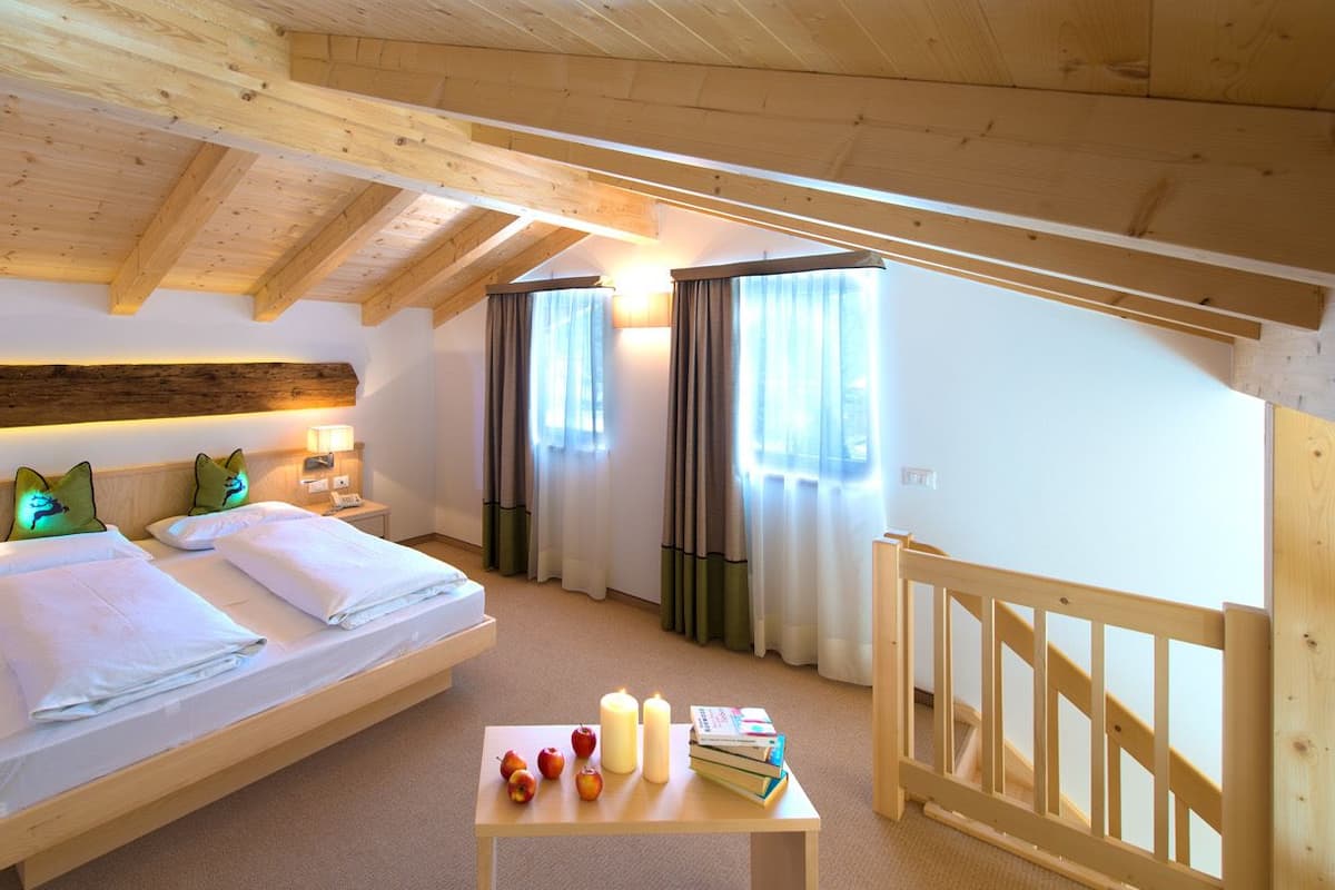 1 habitación, ropa de cama hipoalergénica, cubrecamas y escritorio