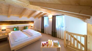 Junior Suite | Hypo-allergenic bedding, down comforters, desk, blackout drapes