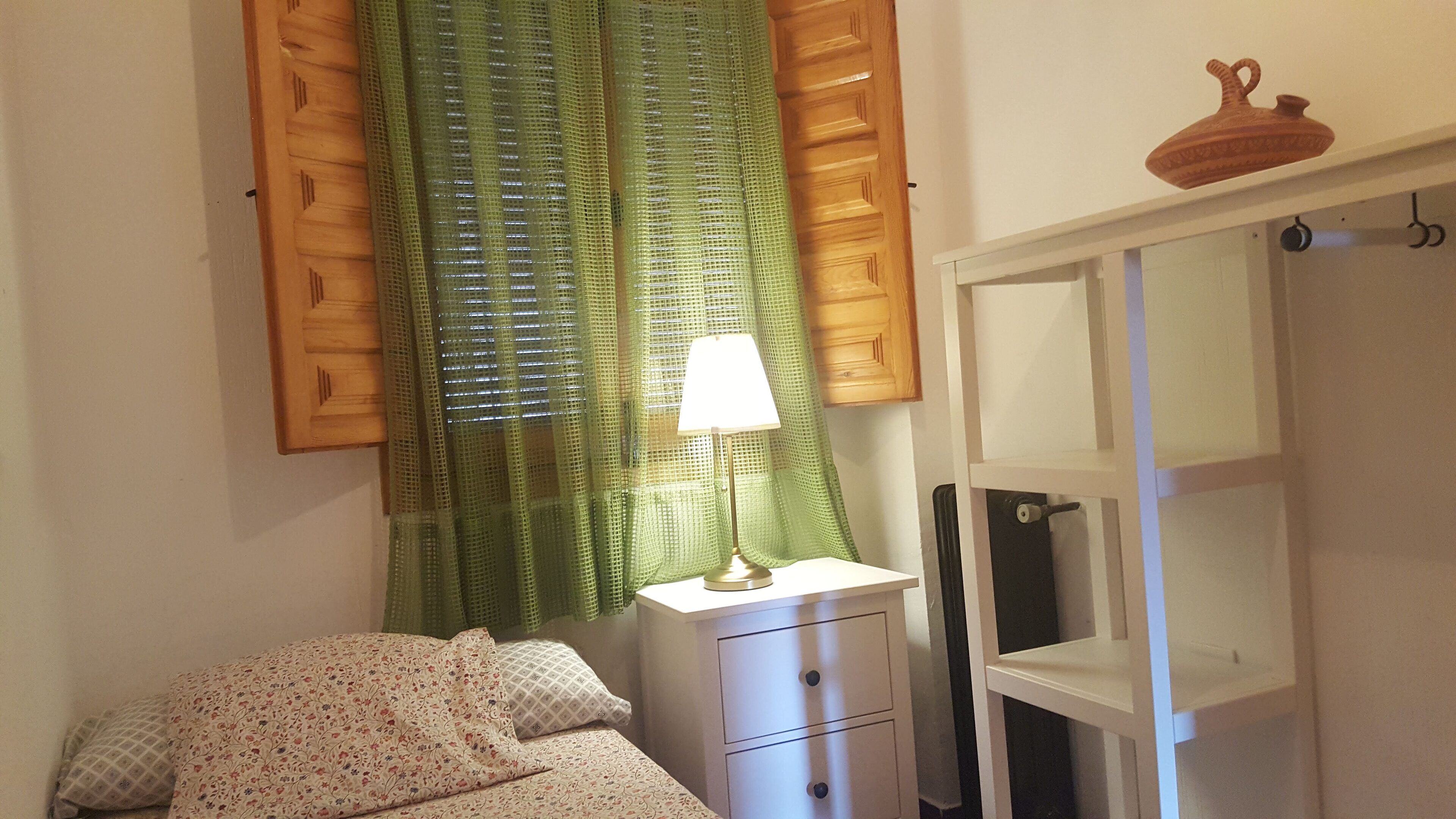 2 slaapkamers, een bureau, een strijkplank/strijkijzer, gratis wifi