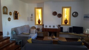 TV connectée, lecteur de DVD, livres, chaîne hi-fi