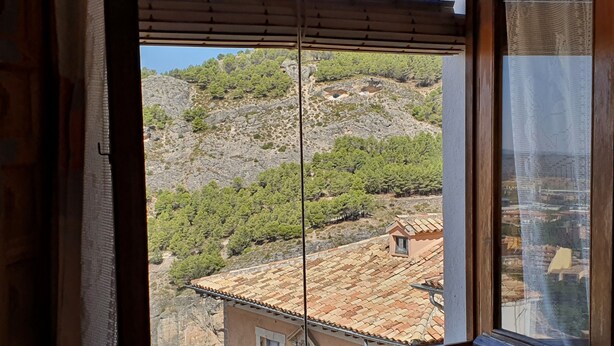 A window with a view of a mountainous landscape and buildings. - Apartment (full rental) San Nicolas for 5 people (Cuenca)