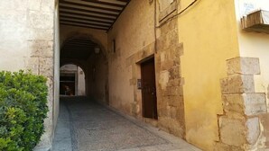 A narrow alleyway with stone walls and a wooden ceiling. - Apartment (full rental) San Nicolas for 5 people (Cuenca)