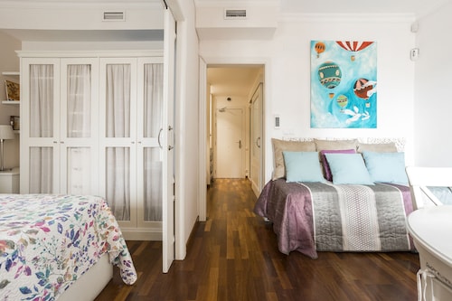 中心部に位置するビューティフルラグジュアリーアパートメント