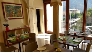 فطور أوروبي مجانًا يوميًا