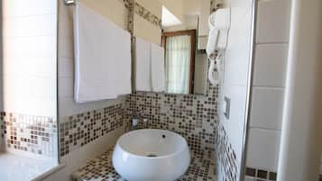 Camera con letto matrimoniale o 2 letti singoli | Bagno | Doccia, asciugacapelli, bidet, asciugamani