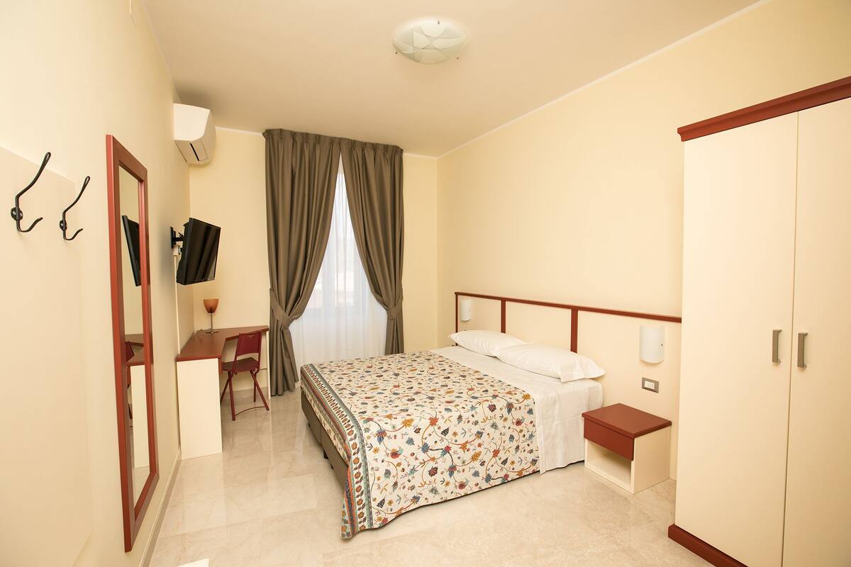 Camera con letto matrimoniale o 2 letti singoli | Una scrivania, Wi-Fi gratuito, lenzuola