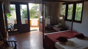 Double Bed Room | Cortinas opacas, wifi gratis, ropa de cama