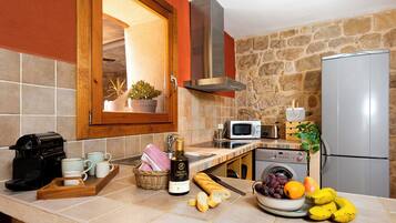 Réfrigérateur, micro-ondes, plaque de cuisson, cafetière/bouilloire