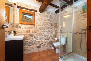 Suihku, hiustenkuivaaja, pyyhkeet, saippua