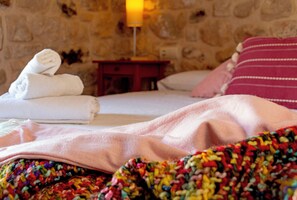 2 bedrooms, travel cot, free WiFi, bed sheets - Tranquility and hiking in the Matarraña (Lledó)