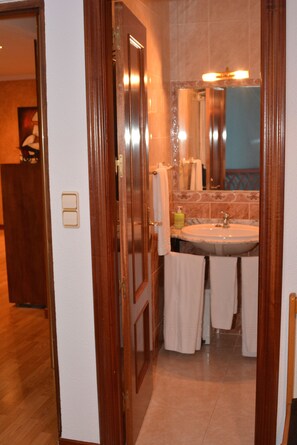 Doppel- oder Zweibettzimmer | Badezimmer | Dusche, Handtücher