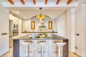 Kjøleskap, mikrobølgeovn, ovn og oppvaskmaskin