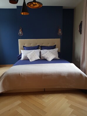 3 sovrum, skrivbord, strykjärn/strykbräda och resesäng
