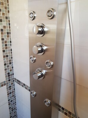 Douche, séchoir à cheveux, serviettes fournies, papier de toilette
