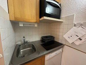 Kjøleskap, ovn, kokeplater og oppvaskmaskin