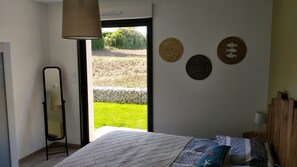 5 habitaciones, tabla de planchar con plancha y cuna de viaje