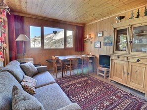 Een televisie en een stereo