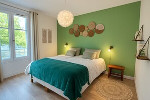 1 soverom, skrivebord, strykejern/-brett og reiseseng for barn