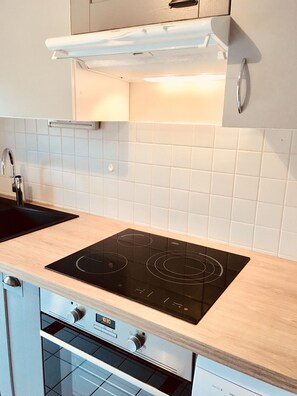 Een koelkast, een magnetron, een oven, een kookplaat