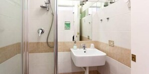 تجهيزات دش، دُش غزير، مستلزمات مجانية للعناية الشخصية، مجففات شعر