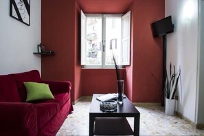 Habitació quàdruple (External Private Bathroom) | Sala d'estar | Televisor 