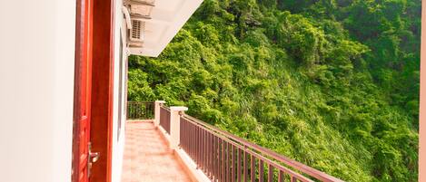 Habitación familiar | Minibar, escritorio y espacio para trabajar con laptop