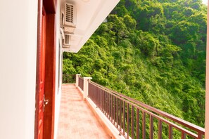 Family Room | Minibar, desk, laptop workspace, blackout drapes - Golden Land (Hai Phong)