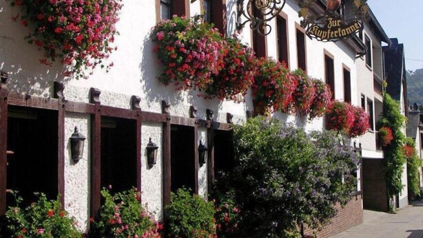 A building with hanging flower baskets and a sign that reads "Gasthof". - Hotel Zur Kupferkanne (Kobern-Gondorf)