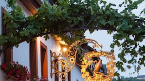 A building with a sign reading "Gasthaus Zur Rupefehmetme" and "Pension Gasthaus." - Hotel Zur Kupferkanne (Kobern-Gondorf)