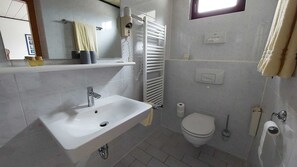 Dobbeltværelse | Badeværelse | Bruser, gratis toiletartikler, hårtørrer, håndklæder