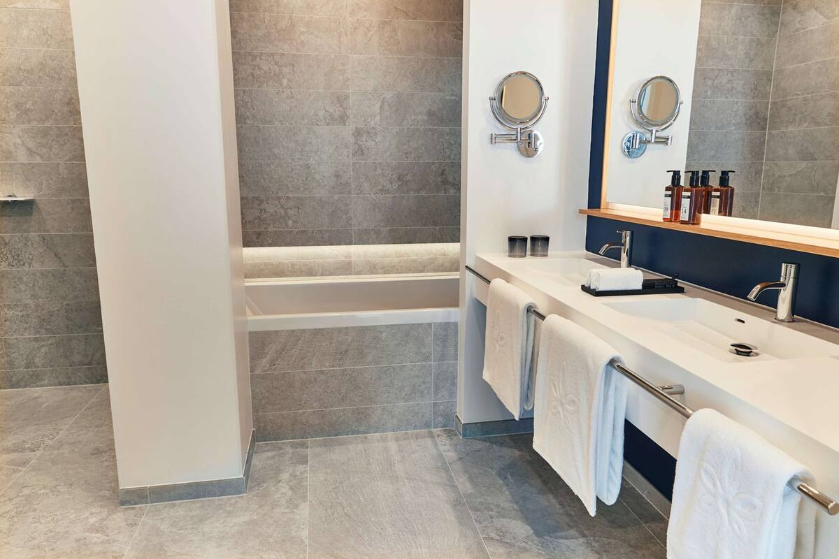 1 bedroom, in-room safe, desk, soundproofing