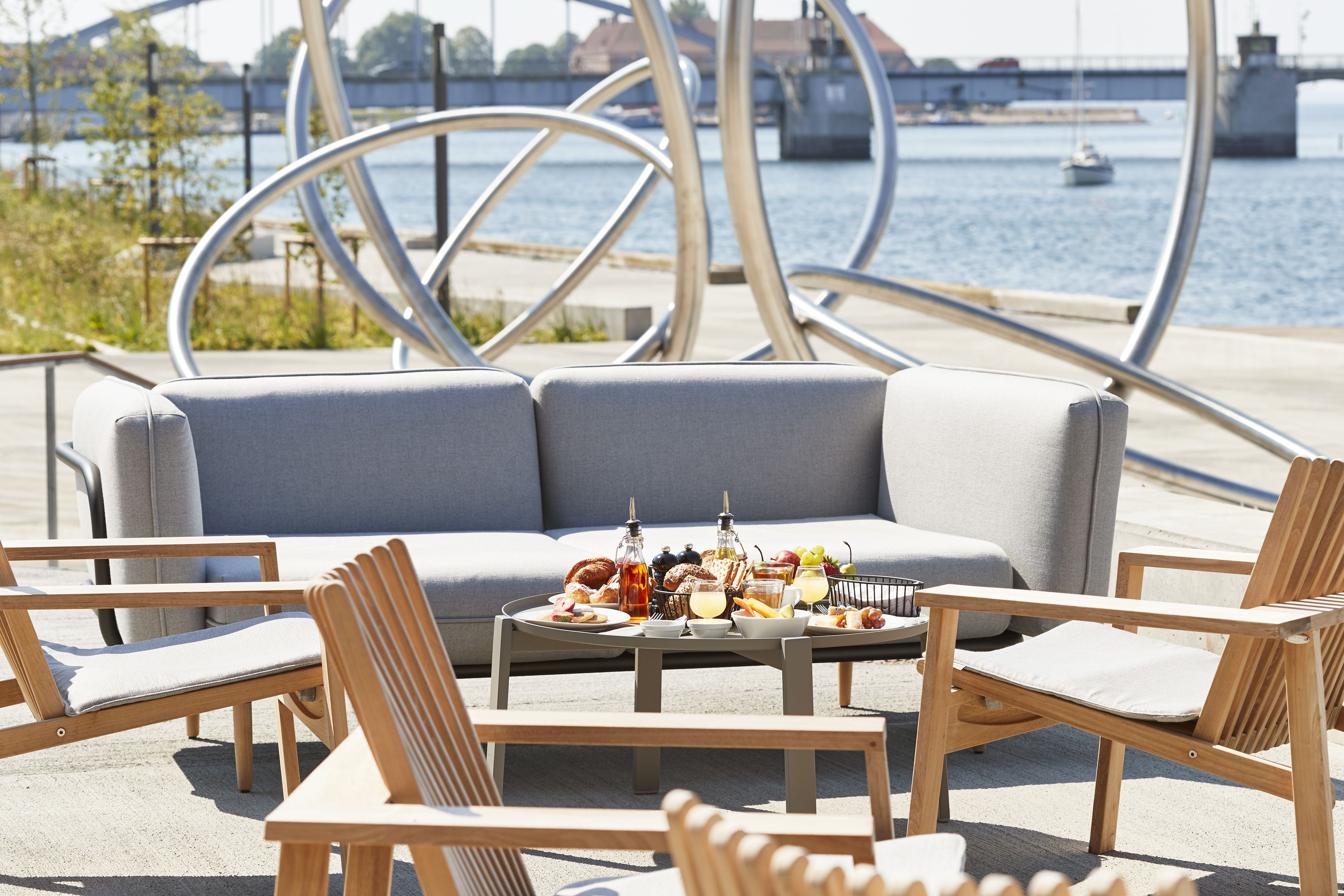 3 restaurants, breakfast, lunch, dinner served; international cuisine