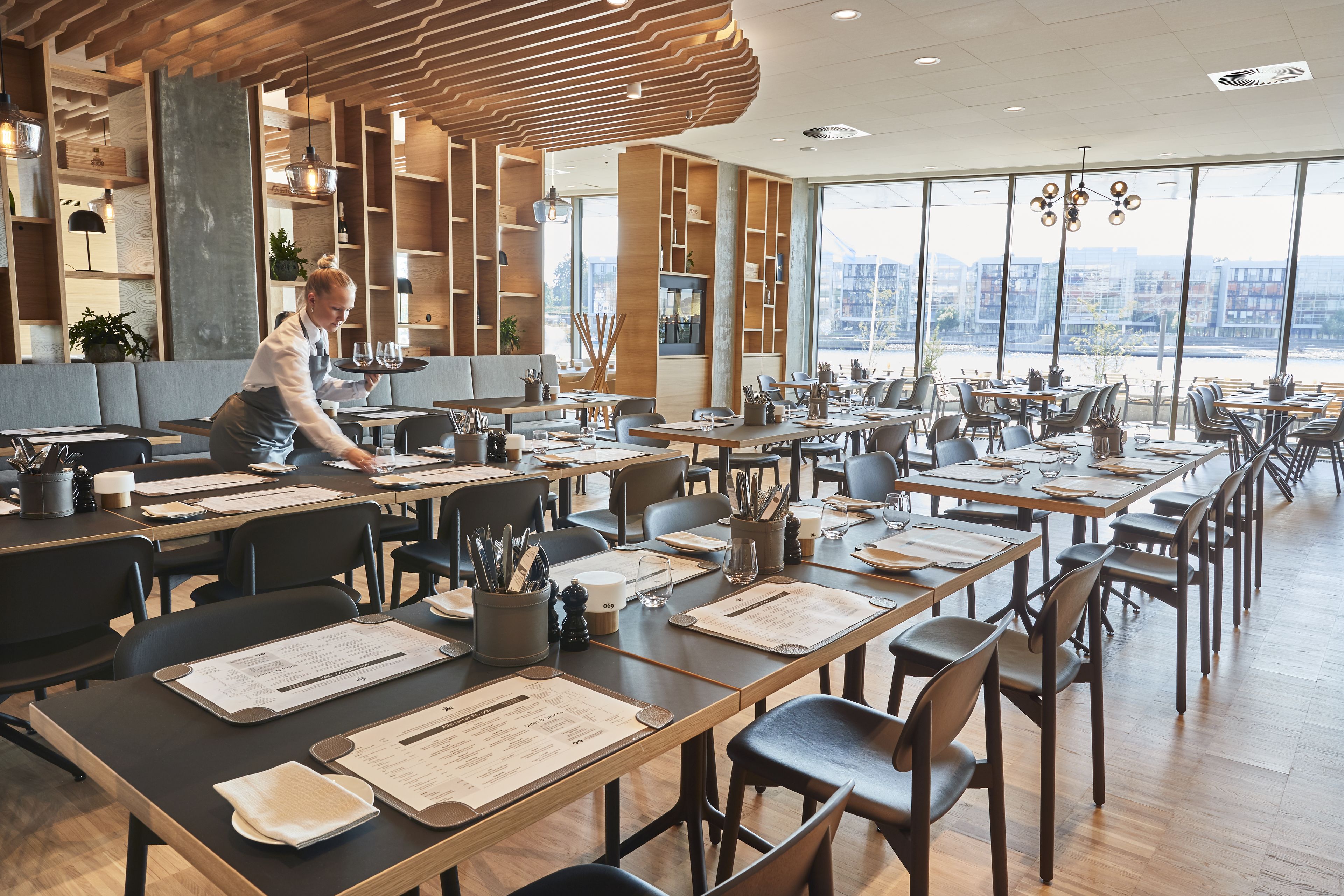 3 restaurants, breakfast, lunch, dinner served; international cuisine