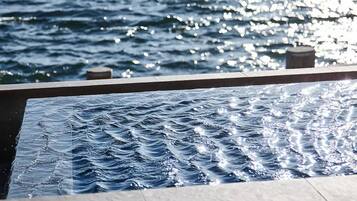 Kolam renang indoor dan kolam renang outdoor