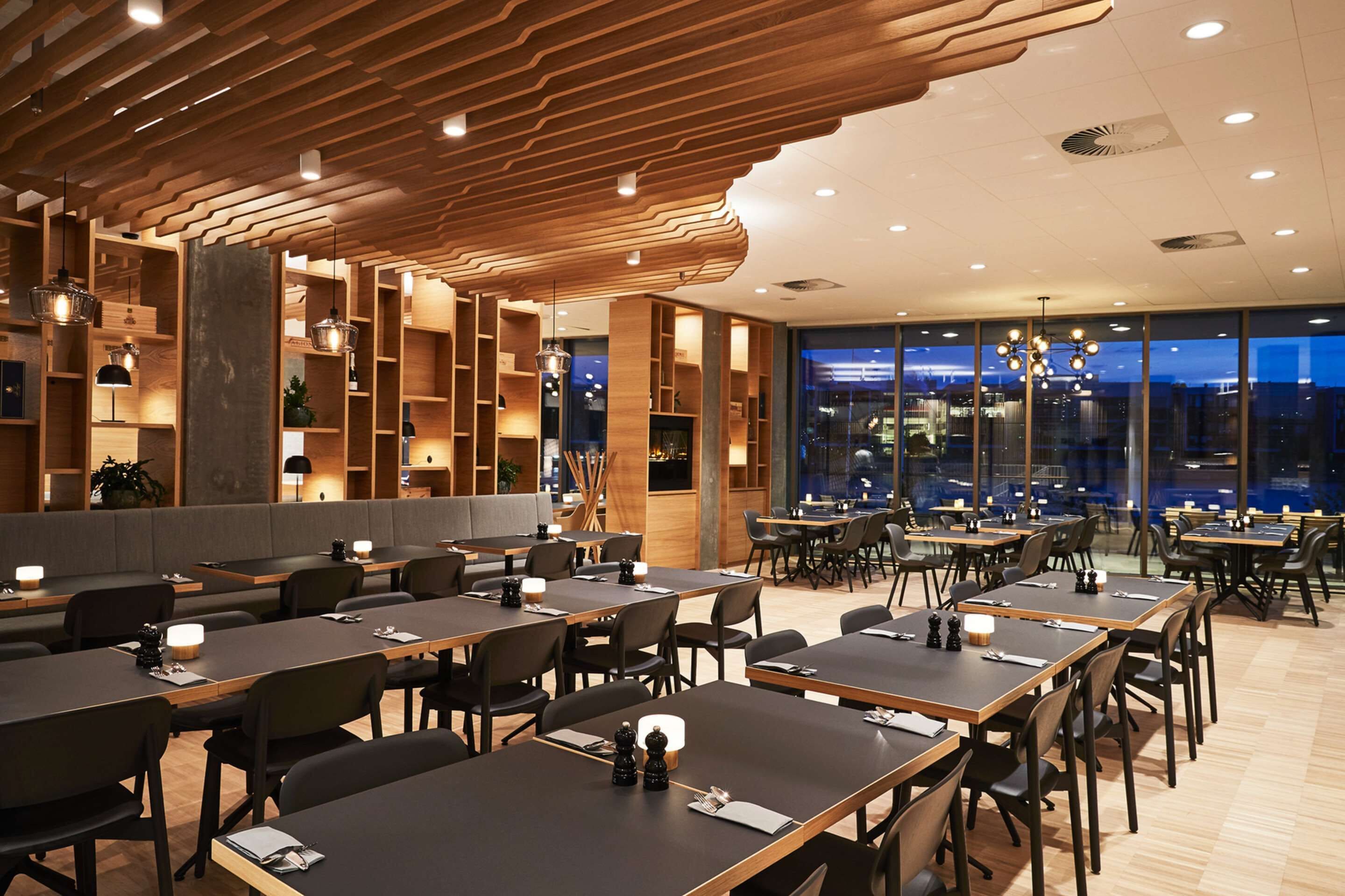 3 restaurantes; se sirve desayuno, almuerzo y cena; cocina internacional