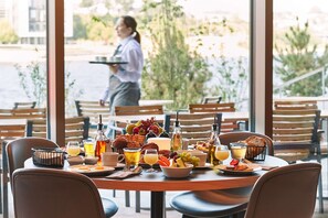 3 restaurants; breakfast, lunch and dinner served 