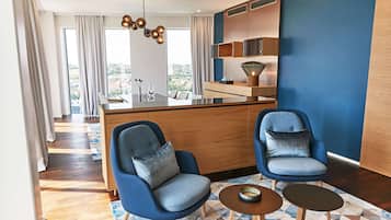 Pengeskab på værelset, skrivebord, lydisolering, strygejern/strygebræt