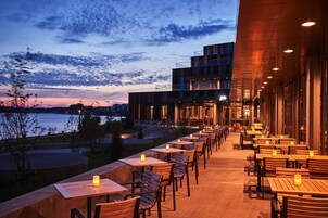 1 slaapkamer, een kluis op de kamer, een bureau, geluiddichte muren