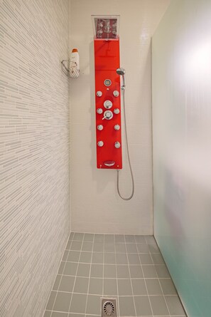2 Bedrooms Apartments (Sagrada Familia Views) | Bathroom | Free toiletries, towels - Absolute Sagrada Familia (Barcelona)