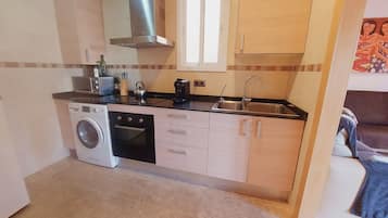 Apartament superior | Cuina privada | Frigorífic gran, microones, forn i placa de cuina