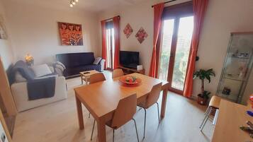 2 Bedrooms Apartments Superior (Sagrada Familia Views) | Coin séjour | Télévision à écran plat de 20 pouces avec chaînes par satellite