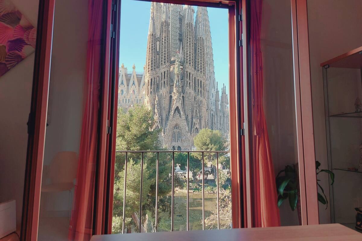 2 Bedrooms Apartments Superior (Sagrada Familia Views) | 客廳 | 20 吋平面電視連衛星電視頻道、電視