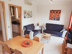 2 Bedrooms Apartments Superior (Sagrada Familia Views) | Living area | 20-inch flat-screen TV with satellite channels, TV - Absolute Sagrada Familia (Barcelona)