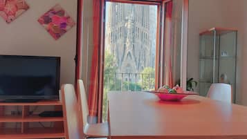 2 Bedrooms Apartments Superior (Sagrada Familia Views) | Coin séjour | Télévision à écran plat de 20 pouces avec chaßnes par satellite