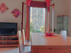 2 Bedrooms Apartments Superior (Sagrada Familia Views) | Opholdsområde | 20-tommers fladskærms-tv med satellitkanaler, tv