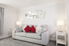 Apartment B | Zona de estar | Televisión de pantalla plana de 45 pulgadas con canales por satélite