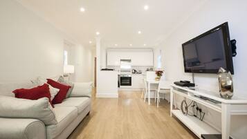 Apartamento de lujo, 1 habitación (C) | Zona de estar | Televisión de pantalla plana de 45 pulgadas con canales por satélite