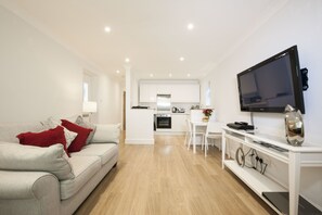 Apartamento de lujo, 1 habitación (C) | Zona de estar | Televisión de pantalla plana de 45 pulgadas con canales por satélite