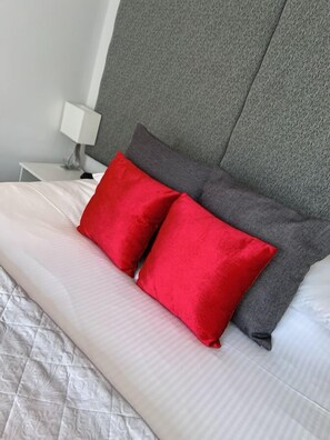 Apartment B | Premium bedding, memory-foam beds, in-room safe, individually decorated - High Hedges Apartments (Oxford)